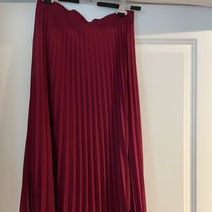 Pleated long skirt